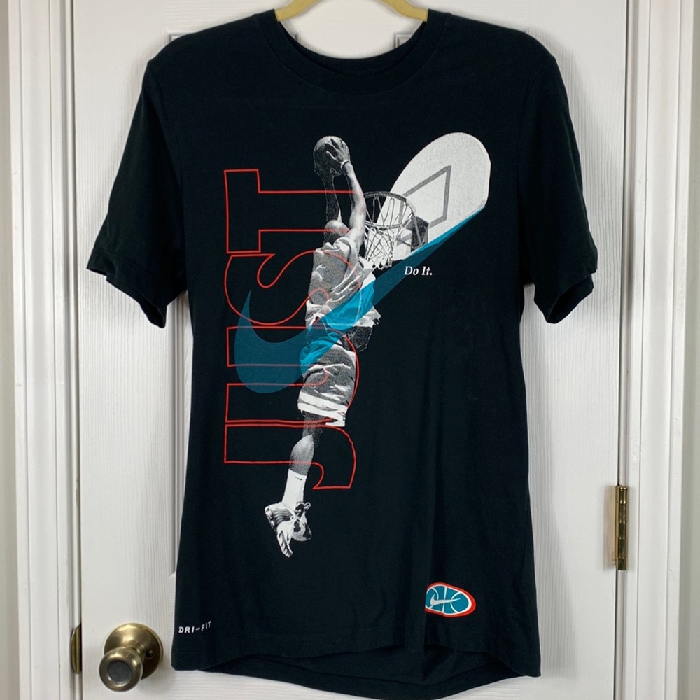 The Nike Tee black short sleeved tee shirt size small. Sri-fit. Basketball front